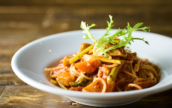 ごろごろ自然栽培野菜の菜園トマトソースパスタ